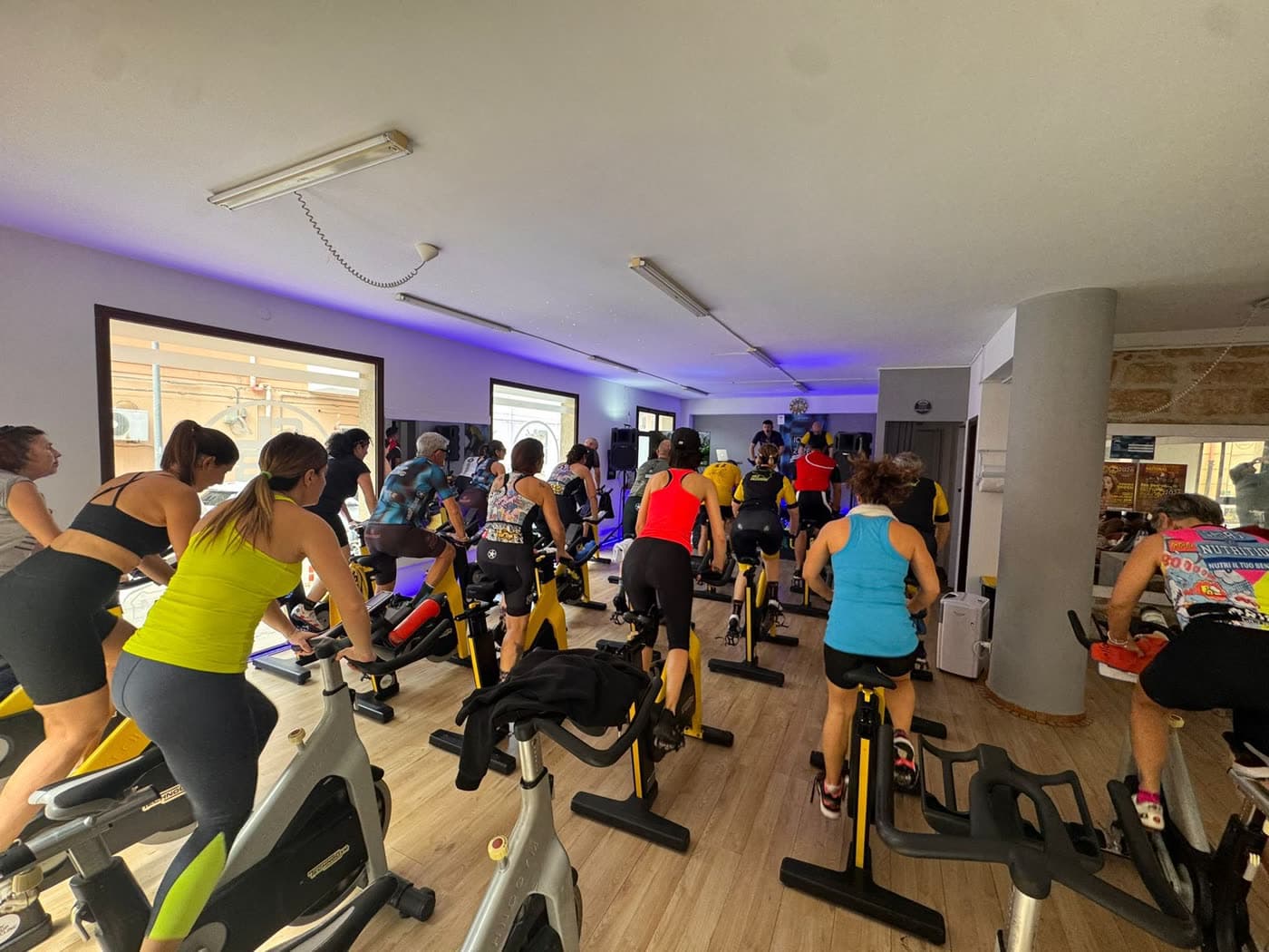 Studio Group Cycling Lovers durante una glow ride sotto luce UV
