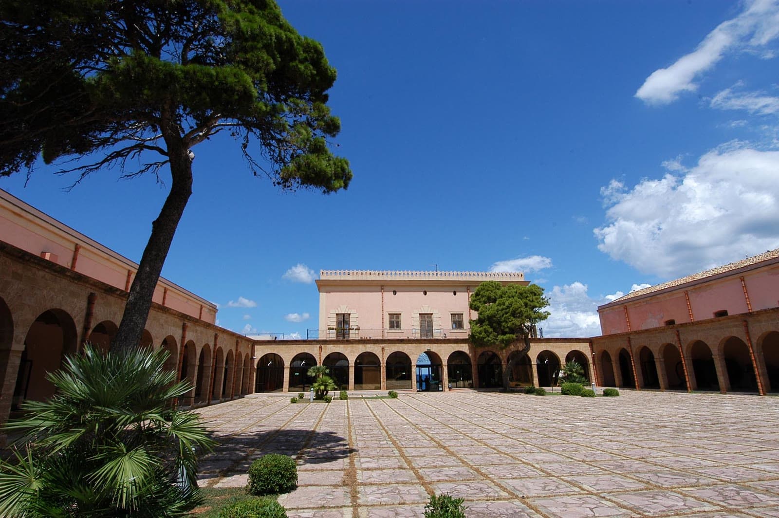 L'atrio porticato di Palazzo D'Aumale