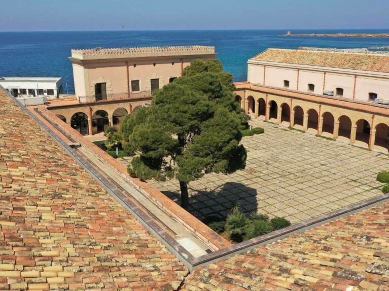 Il cortile di Palazzo D'Aumale affacciato sul mare